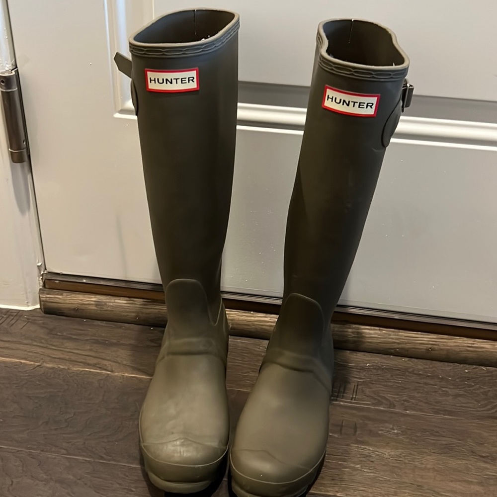 Hunter tall rain boots in hunter green size 6